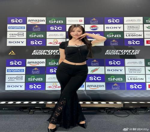 美女解说Kitty晒照：EWC第四天！恭喜AG.AL和GENG成功进入决赛