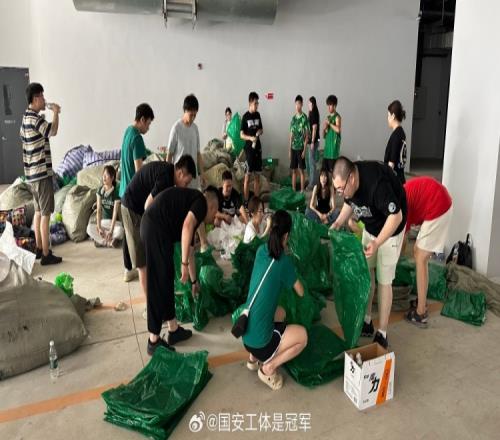 博主：昨天完成6万人TIFO展示，今天国安球迷又来到工体回收整理