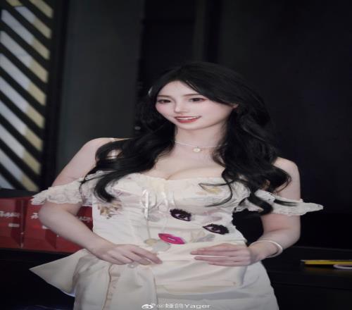 永劫无间美女主持娅鸽晒照：这大长腿，谁看了不迷糊！