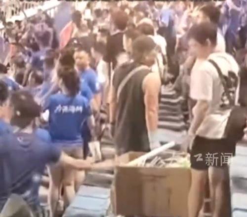 赣超第二轮南昌对阵九江赛后，球迷自发清理随身垃圾
