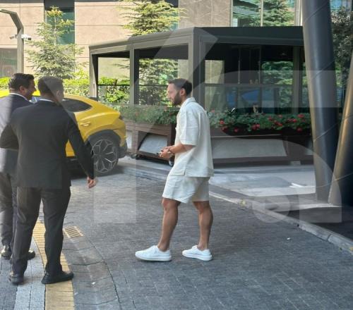 记者：恰尔汗奥卢昨晚抵达伊斯坦布尔，今天将进行一些转会谈判