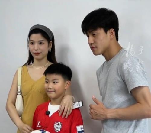 球场哭泣的盐城小球迷获赠签名球衣和足球，露出开心笑容