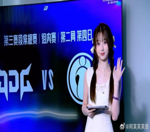 表情细节好丰富LPL互动女主持阿芙晒照：谁美美撤离了