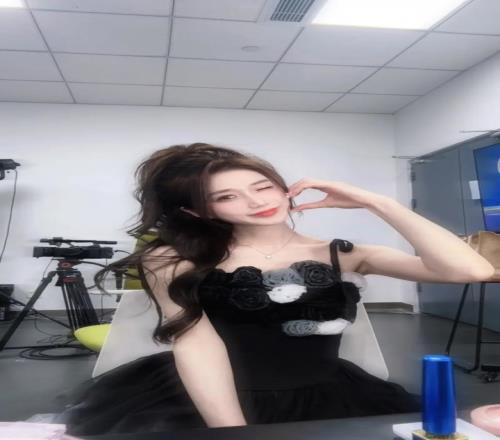 主持小悠晒照：今日份下班卡恭喜TT！HOYA他太团队了
