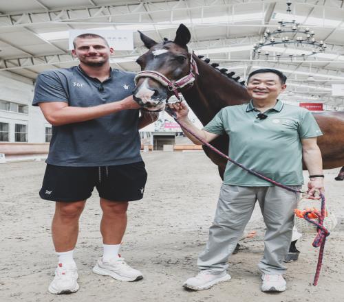 喜欢！约基奇打破次元壁与濮存昕共同撸马&看马眼神都拉丝了