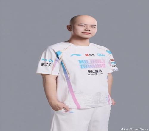 自黑完你们就不能黑我咯Shad0w官宣后分享身穿BLG队服的光头照