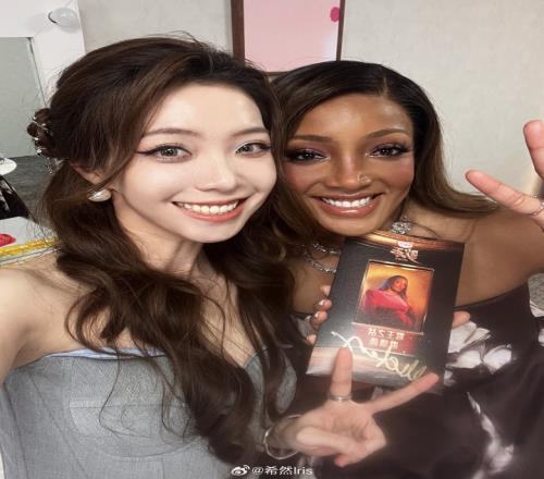 希然晒与合作歌手米奇盖勒合影：总决赛见！米奇妈妈最棒