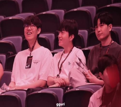 Oner、Keria和教练Tom，三人来到T1主场观看无畏契约T1比赛