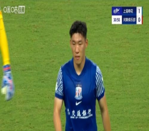 无法坚持！朱辰杰争顶头球时受伤，第32分钟被替换下场