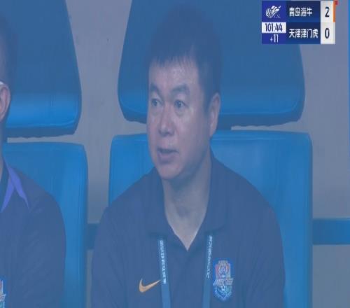 多一人作战02落后！于根伟替补席上脸色不悦
