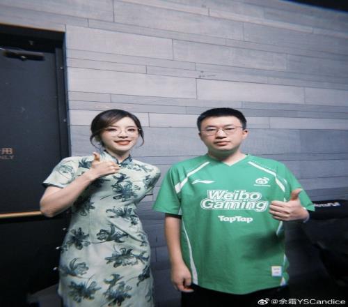 余霜晒照：一袭青衣染就一树风华好久不见啊各位！晚安哦