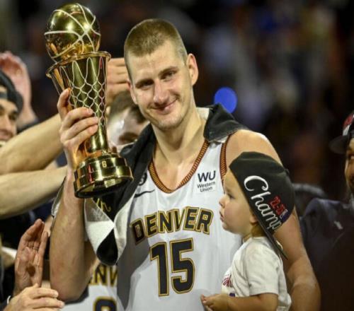 节目效果炸裂！NBA夺冠的约基奇VS赛马夺冠的约基奇