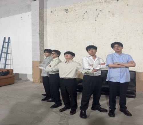 iG官方分享品牌照拍摄花絮：Rookie怎么还模仿上许哥了！