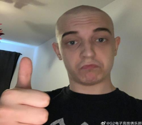 G2分享Caps照片并配文：就这么盯着你盯着你，直到LEC开赛