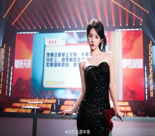 好看捏！PEL美女主持方游晒照：来自75天前回忆玫瑰之夜