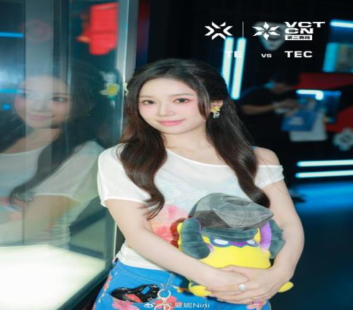 无畏契约主持人戈曼妮晒照：这周的风格很不一样！滋滋X特工队