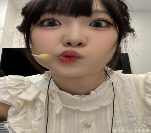 不知道自己优势在哪主持周敢敢晒照：气垫画的底妆好斑驳