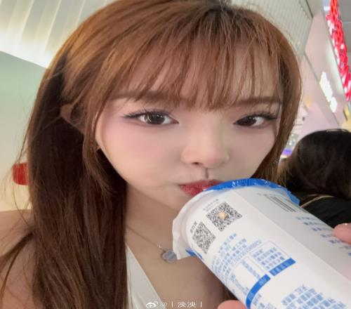 美女喝水！主持泱泱晒照：冒泡后天恢复工作