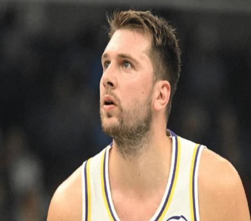 东詹展全新形态！开启挡拆+东契奇参与无球，其余球员跑位太多变