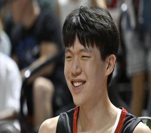 莱昂纳德中国行，还带上杨瀚森！小杨有大哥了，在NBA小卡罩着他