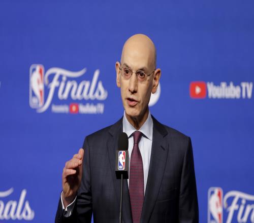 NBA董事会今日商讨伦纳德合同事件，总裁萧华将在会后直播