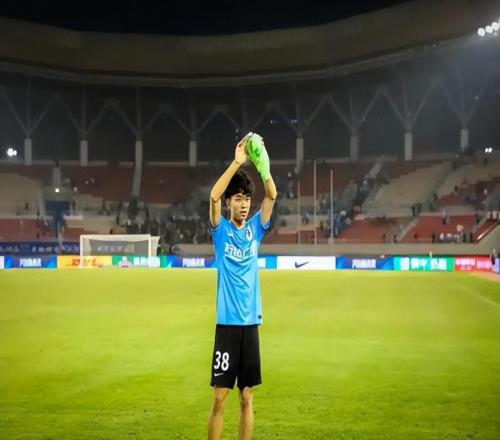 大连英博明年该留下的球员，李国旭一个都没放走，已完成三笔续约