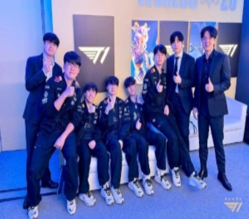 T1赛后晒队伍大合照：北京上海成都