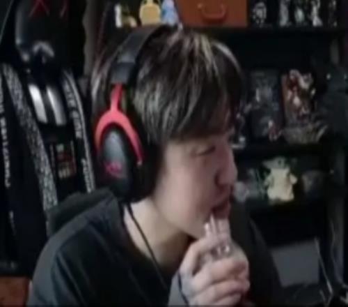 icon：那三句话离了我的直播间肯定都觉得是傻X挨喷也是情理之中