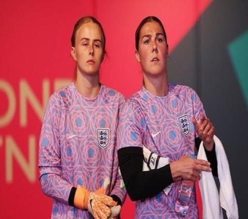 英女足前国门在自传中狠批汉普顿，遭到切尔西女足主帅回击