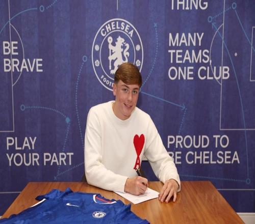 官方：17岁后卫莱维理查兹与切尔西签下首份职业合同