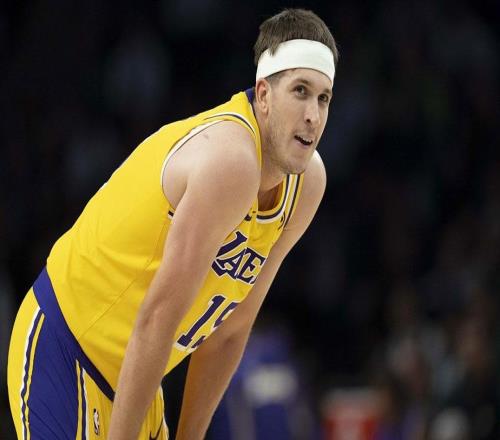 湖人队的八村塁直到里夫斯晃过字母哥之前，都不知道里夫斯是谁