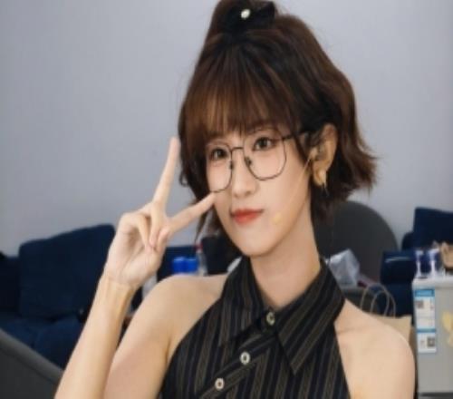 夏安晒照：今天是短发小卷毛学姐妆发老师们伟大！很喜欢捏嘿嘿