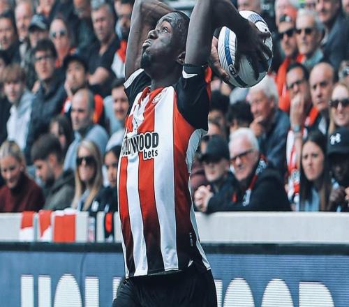 布伦特福德单一自然年依靠界外球攻入6粒主场进球，08年斯托克城后首队