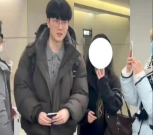 德杯会上吗网友晒照在上海机场遇见Viper微笑着和粉丝打招呼