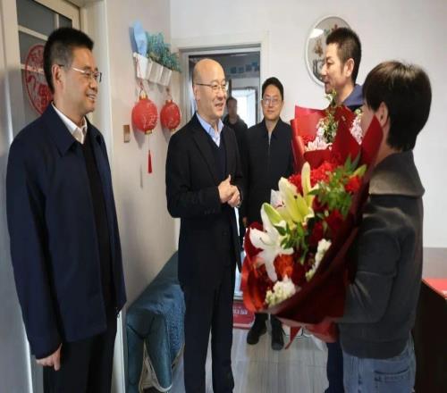 淮北市委书记专程看望慰问刘毅家人，送上奖金15万元