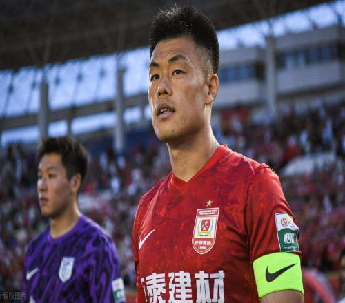 亚泰与鲁能的比赛没开踢，就迎来久违的金靴助阵，曾是国足主力