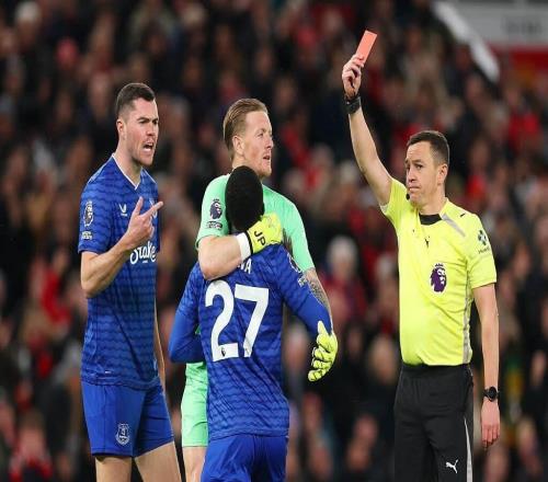 TA：曼联没能利用人数优势，他们看起来像是从未一起踢过球