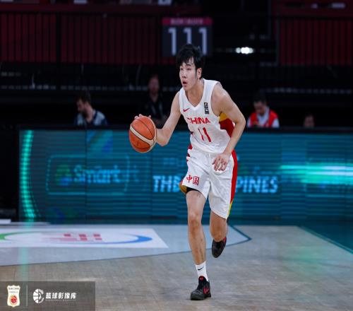 效率不高！张博源15投仅5中拿到13分4板三分8中2
