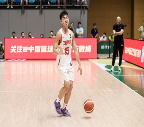 能攻善传！侯孟泽6中4拿到11分7助三分2中1&正负值+29
