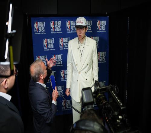 付政浩：杨瀚森被选中后身价过亿有天赋球星还是应该立志冲击NBA