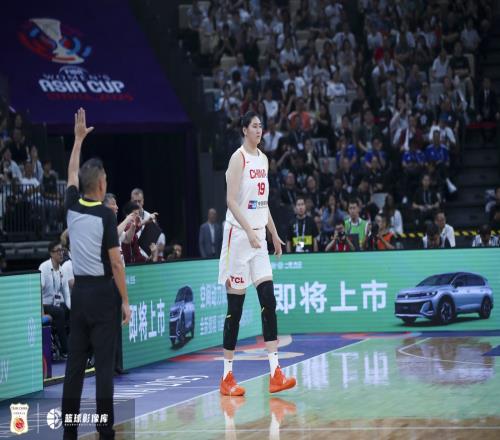 媒体人：张子宇是进攻强点和防守弱点她只要上场就必须是主攻点