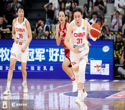 直播吧：中国女篮锋线贾赛琪耳朵部位缝针但应该问题不大