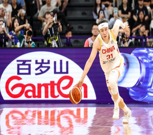 贾赛琪：之前没戴过发带女篮精神就是场上场下都尽力帮助球队
