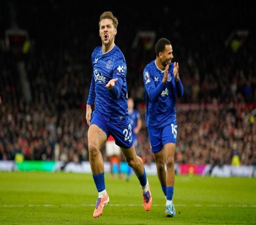 抽象！对手内讧送红牌，自家主场送进球，曼联的第四变成了第十