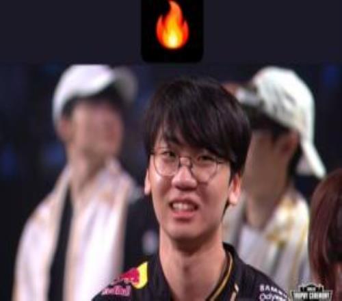 HLE打野Peanut赛后晒出FakerDoran夺冠照片：