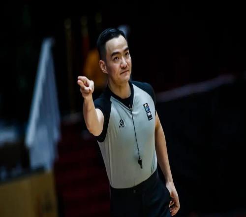 再次亮相！CBA上赛季十佳裁判员孙健将吹罚日本vs伊朗亚洲杯