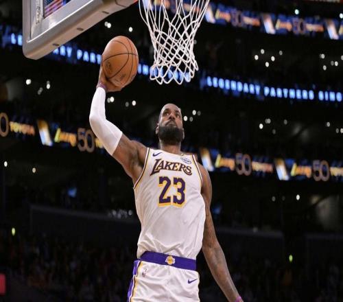 被批评后，詹姆斯和湖人队在对阵灰熊队时做出“180度大转变”