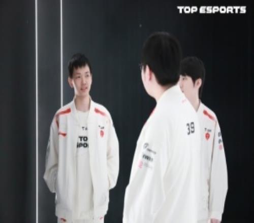 重回榜首！TES击败BLG取得9胜2负暂列登峰组第一名