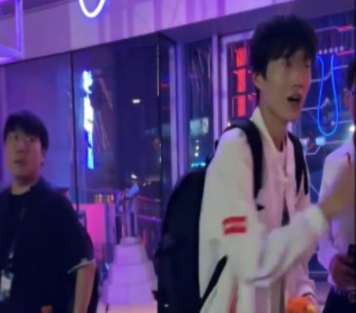 抖音优秀辩手1！粉丝喊Shanks不许再打辩论Shanks笑着答应说好