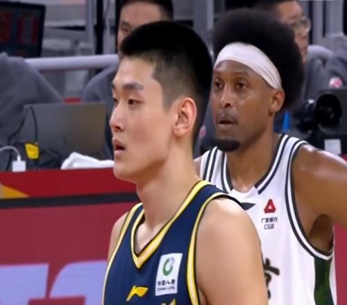 给力！18岁小将王洪泽用1场比赛，敲开了男篮的大门